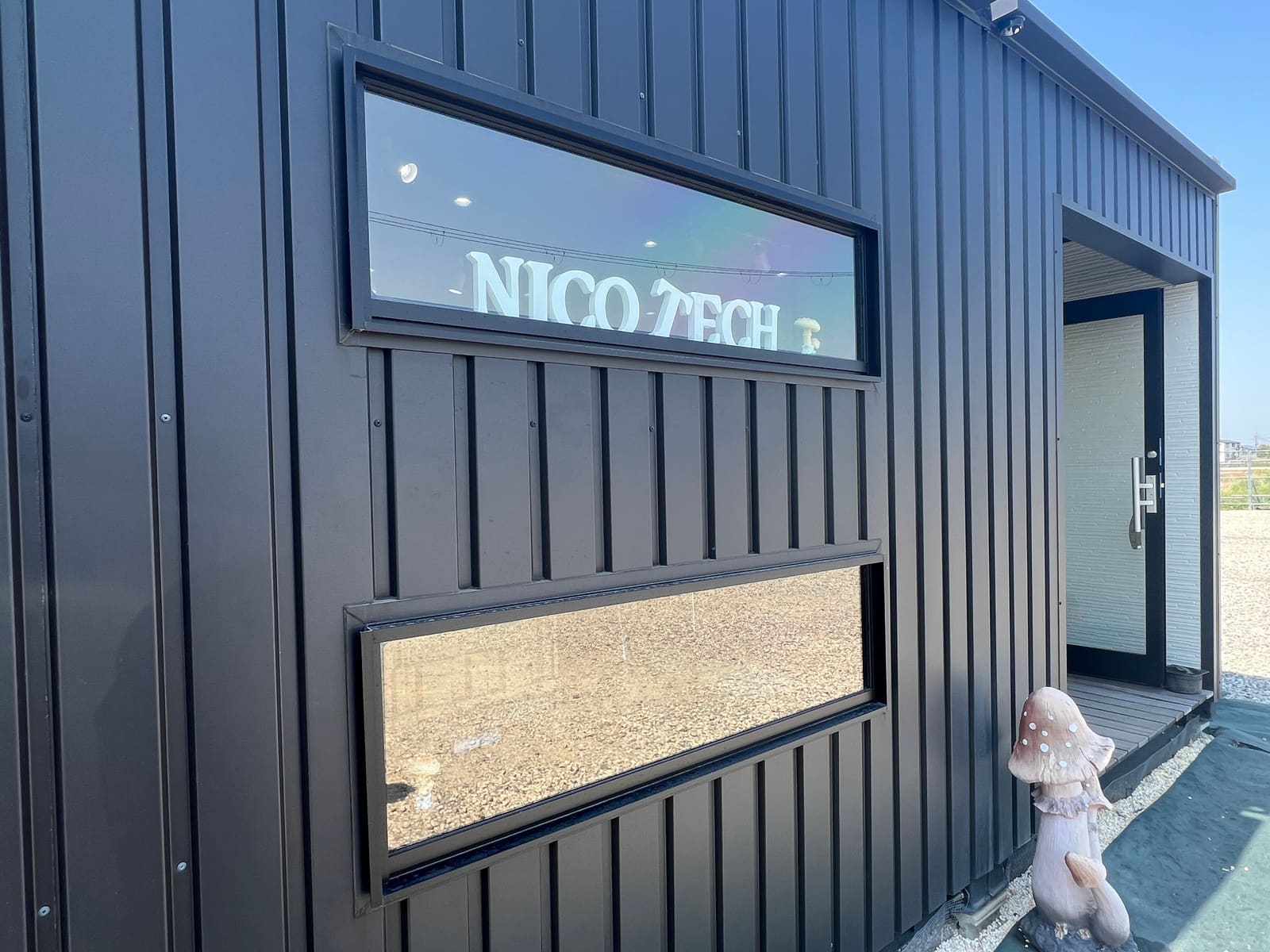 訓練ハウスの外観。窓に NICO TECH の切り文字